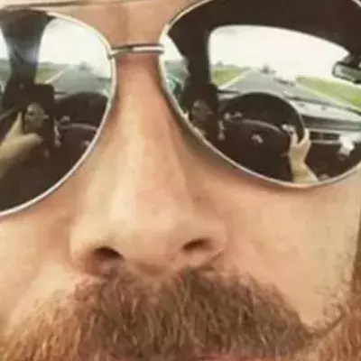 Vor der eigenen Hochzeit postet er dieses Foto. Er bereut das Selfie noch immer