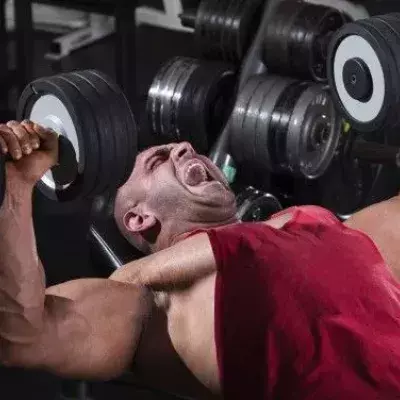 Der neuste Tipp, wie man im Fitnessstudio mehr Power hat: Bei den Übungen schreien!