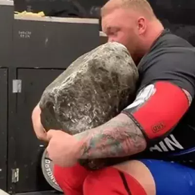 "Der Berg" hievt einen 194 Kilo-Stein auf seine Schulter - dann kommt der Knacks (Video)