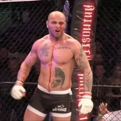 MMA-Kämpfer dreht durch und gibt seinem Gegner eine Kopfnuss
