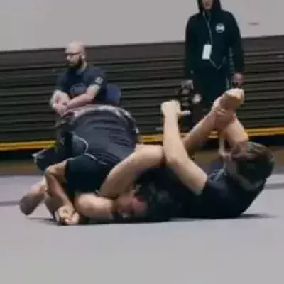Er weigert sich, abzuklopfen. Dabei hätte er bei diesem Jiu-Jitsu-Armhebel lieber aufgeben sollen...