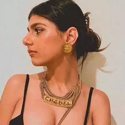 Mia Khalifa sprengt knallengen Badeanzug mit praller Oberweite