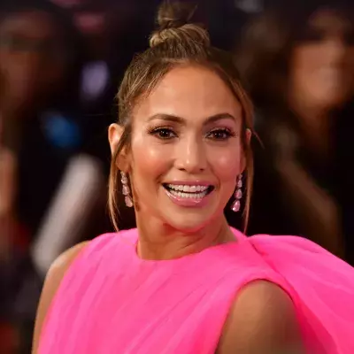 Mit fast 50: Jennifer Lopez zeigt, was sich unter ihrem Shirt verbirgt