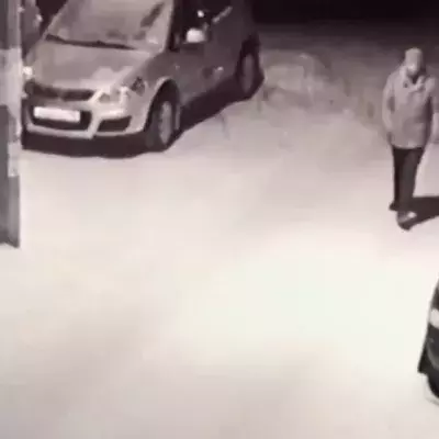 Russland: Betrunkener stolpert über Parkplatz, doch hinter dem Auto lauert etwas