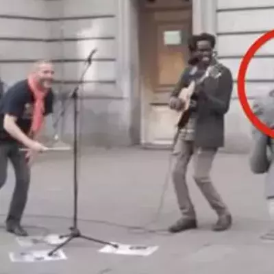 Ein Straßenmusiker wird durch die Stimme einer Passantin total umgehauen!