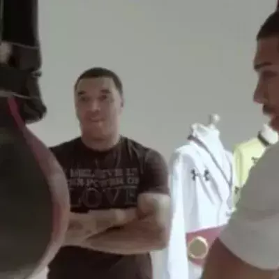 Anthony Joshua testet die Kraft seines Armes an einer Punching Machine