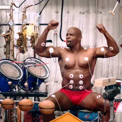 Wenn Terry Crews Musik macht, indem er... seine Muskeln anspannt! Das habt ihr noch nicht gesehen!