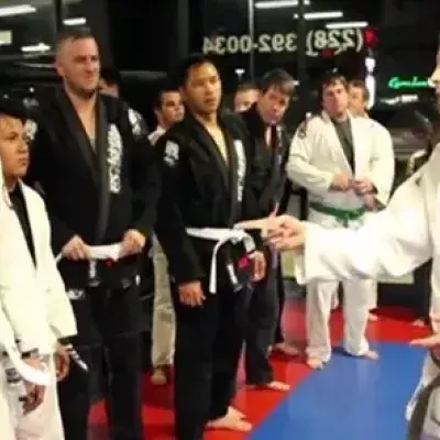 Ein Brazilian-Jiu-Jitsu-Schwarzgurt gibt sich als Anfänger aus