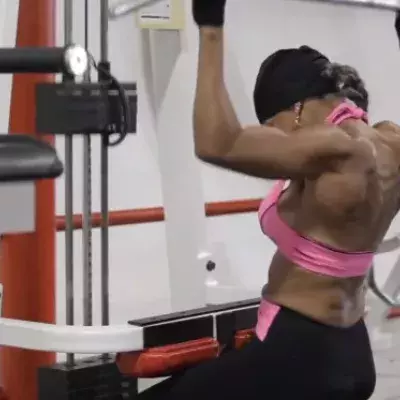 Mit ihren 80 Jahren ist Ernestine Shepherd die älteste Frau der Welt, die Kraftsport betreibt.