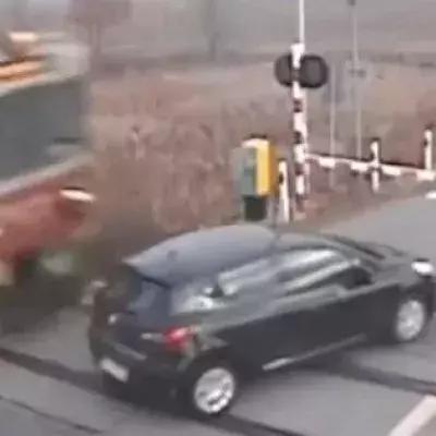 Ein Autofahrer überquert einen Bahnübergang, doch dann kommt der Zug angerast