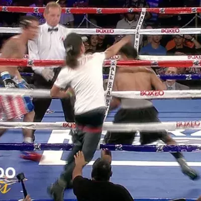 Zuschauer schlägt Jose Resendez bei einem Boxkampf gegen Joshua Pagan