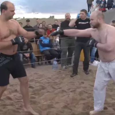 Ein Aikido-Spezialist nimmt an einem MMA-Kampf teil