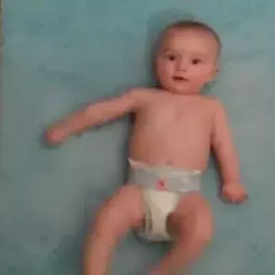 Das Baby liegt auf dem Wickelplatz. Was es gleich macht, hast du so noch nicht gesehen!
