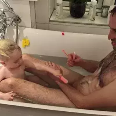 Dieses Foto von Chris Torben und seiner zweijährigen Tochter löst einen Skandal aus