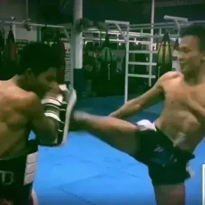 Muay-Thai-Profi schafft extrem viele Tritte in 40 Sekunden