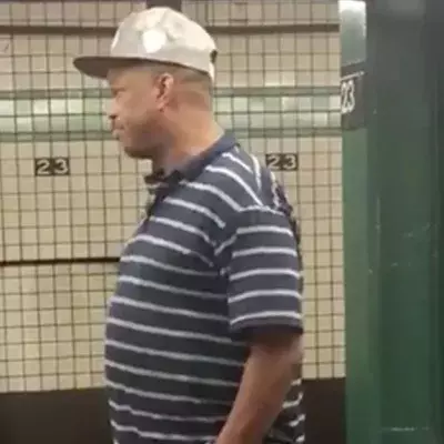 Atemberaubender Sänger in U-Bahn-Station