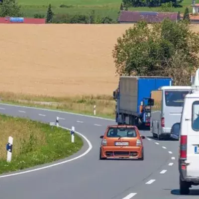 Beim Überholen: Als sie in den Anhänger sieht, gefriert ihr das Blut in den Adern