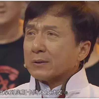 Jackie Chan ist den Tränen nah, als er den Lob seiner Stuntman-Freunde hört!