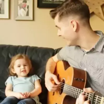 Unglaubliches Duo: Er singt gemeinsam mit seiner Tochter