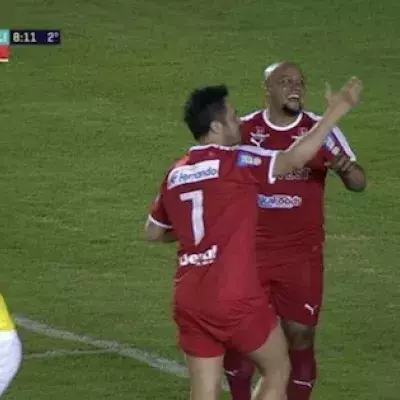 Roberto Carlos tritt so stark zu, dass nur der Videobeweis sein Tor bestätigen kann