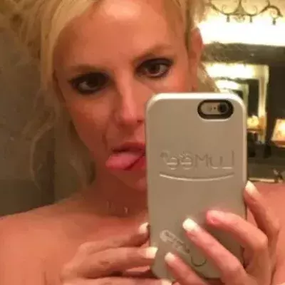 Britney Spears veröffentlicht ein Selfie, auf dem ihre Fans etwas Anzügliches entdecken!