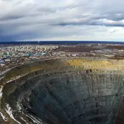 Mine Mir: Dieser 525 Meter tiefe Abgrund in Sibirien ist eine riesige Diamantenmine