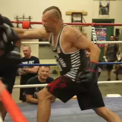 Chuck Liddell ist hier Sparringspartner von Schülern bei einer Schwarzgurtprüfung im Kenpo