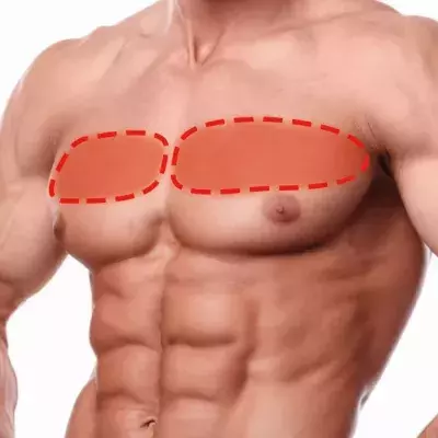 So trainiert ihr die oberen Brustmuskeln mit nur einer Hantel