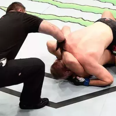 Oleksiy Oliynyk gelingt der erste „Ezekiel choke“ der UFC-Geschichte