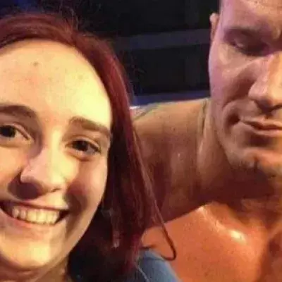 Der Wrestling-Star Randy Orton starrt einem weiblichen Fan ins üppige Dekolleté