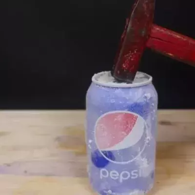 Das Pepsi-Experiment mit Flüssigstickstoff und Hammer