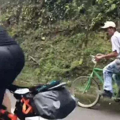 Ein alter Bauer demütigt zwei Radsportler am Berg