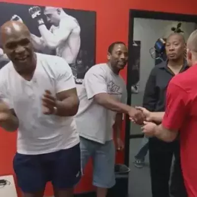 Georges St-Pierre trifft sein Vorbild Mike Tyson und seine Reaktion ist genial