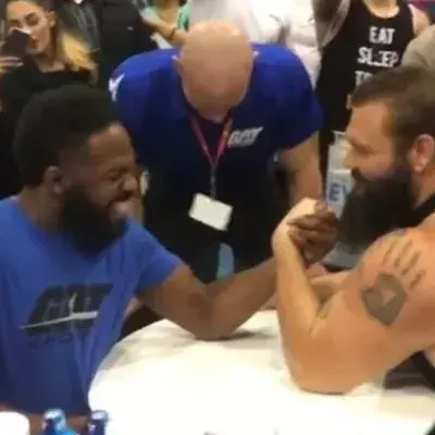 Jon Jones tritt gegen einen „Powerlifter“ im Armdrücken an