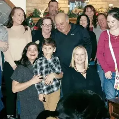 Ein Detail ruiniert dieses Familienfoto: Könnt ihr’s entdecken?