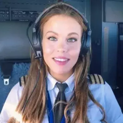 Mit ihren besonderen Fotos geht die schönste Pilotin der Welt viral