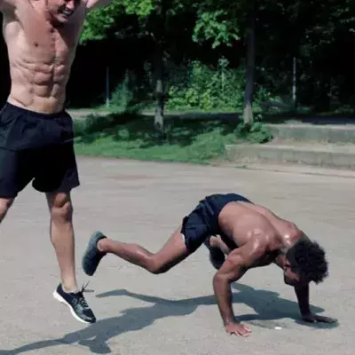 Dieser Sportler hat sich neue Arten von Burpees ausgedacht! Euer ganzer Körper wird vor Schmerzen brennen!