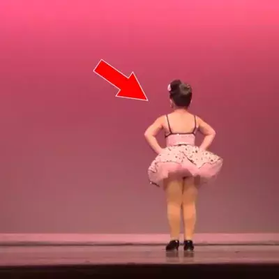 Ein kleines Mädchen tanzt das Publikum in Ekstase