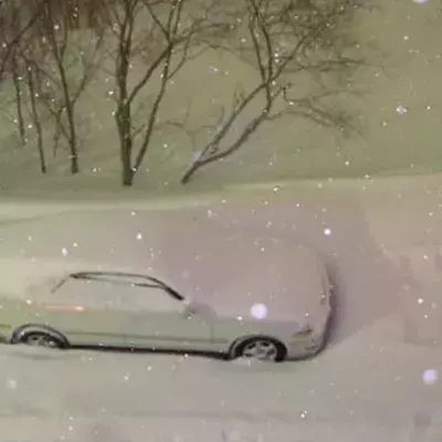 Ein Russe fotografiert abends sein Auto im Schnee. Am nächsten Morgen versteht er die Welt nicht mehr