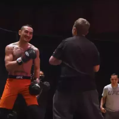 Max Holloway im Sparring mit Fan von Anthony Pettis