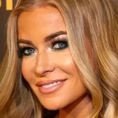Carmen Electra enthüllt ihre Oberweite und die Fans reagieren sofort