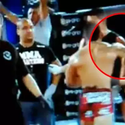Der MMA-Kämpfer Andrew Whitney dreht nach seiner Niederlage durch und schlägt ein Ring-Girl