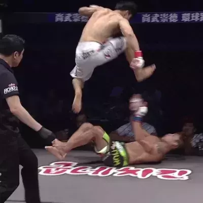 MMA: Jung Doo-Jae attackiert seinen Gegner mit einem extrem gefährlichen Tritt