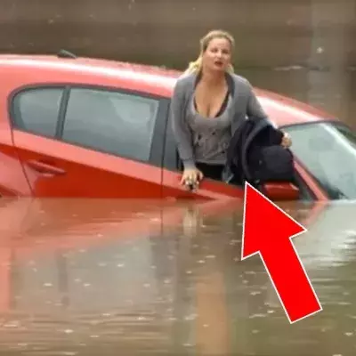 Eine Frau landet mit ihrem Auto im Wasser und rettet sich spektakulär aus den Fluten