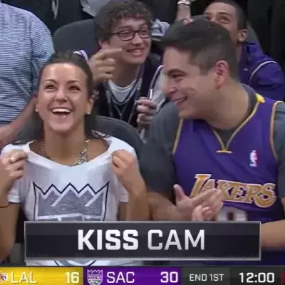 Sie demütigt ihren Nachbarn während einer „Kiss Cam“ bei einem NBA-Spiel