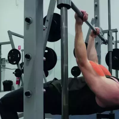 Wie man sich einen großen Bizeps ohne Gewichte aufbauen kann: Eine neue Technik für Curls