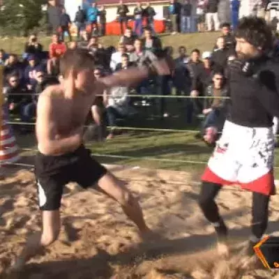 Fight zwischen einem 40-jährigen MMA-Veteranen und einem 26-jährigen Straßenkämpfer