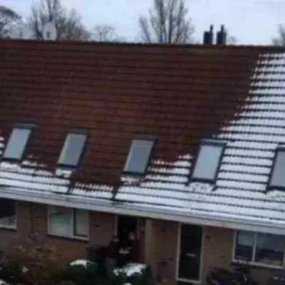 Ein Teil dieses Hausdaches bleibt schneefrei: Die Polizei macht eine erstaunliche Entdeckung
