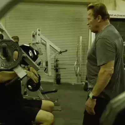 Arnold Schwarzenegger auf "grüner" Militärbasis