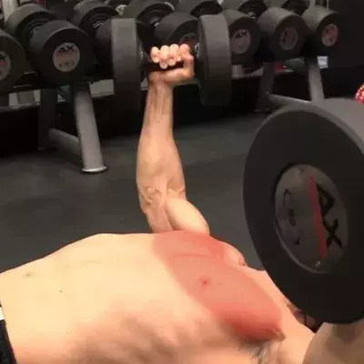 Jeff Cavaliere zeigt uns eine perfekte und sichere Übung für die Brustmuskeln